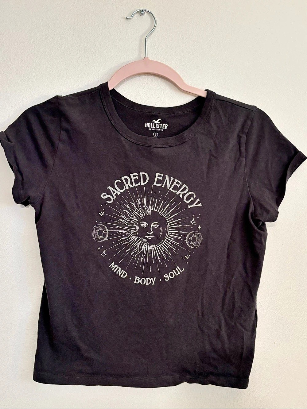 Hollister Sacred Energy Mind Body Soul Graphic Tee Black Small